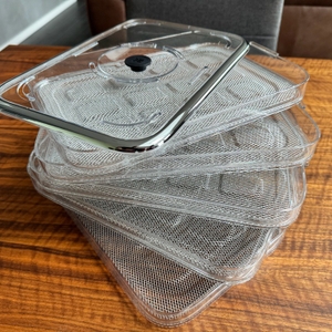 Die Gitter und der Deckel des WMF Küchenminis Snack to go liegen auf einem Tisch