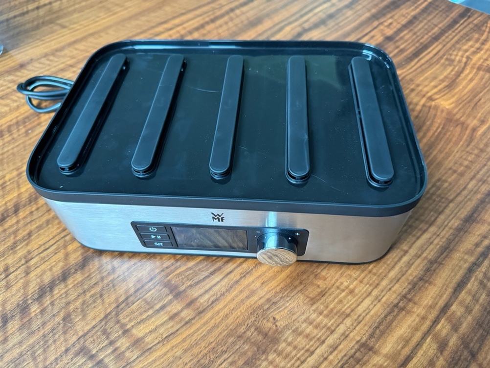 Der WMF Küchenminis Snack to go steht ohne Gitter auf einem Holztisch