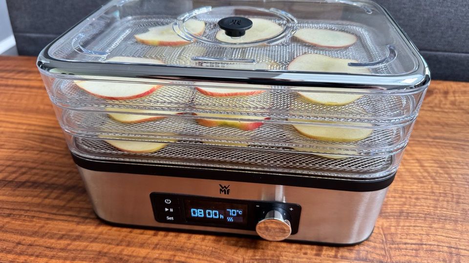 Im WMF Küchenminis Snack to go liegen vor dem Dörrvorgang Apfelscheiben