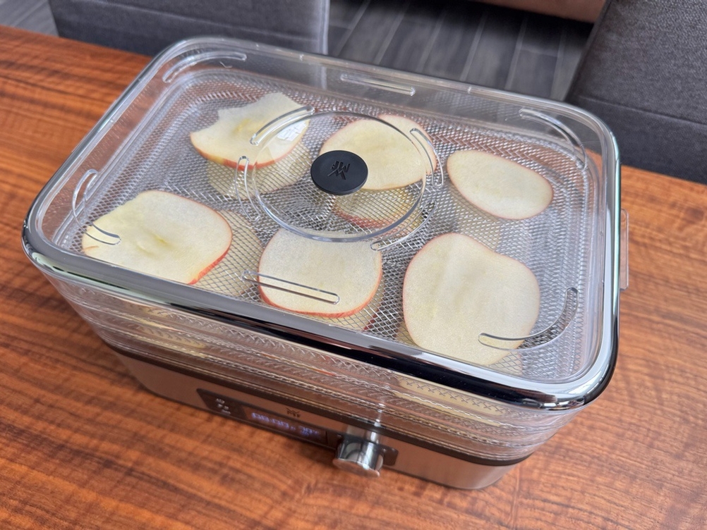Apfelscheiben liegen vor dem Dörrvorgang im WMF Küchenminis Snack to go