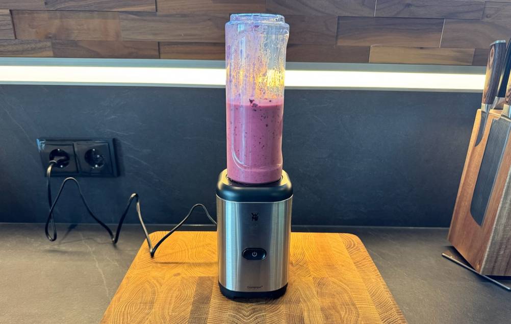 Der eingesteckte Smoothie-Maker von WMF nach dem Mixvorgang.