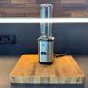 Der WMF-Smoothie-Maker in Vollansicht auf einem Holzbrett.