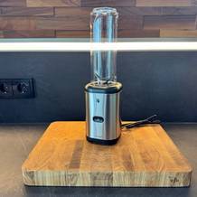 Der WMF-Smoothie-Maker in Vollansicht auf einem Holzbrett.