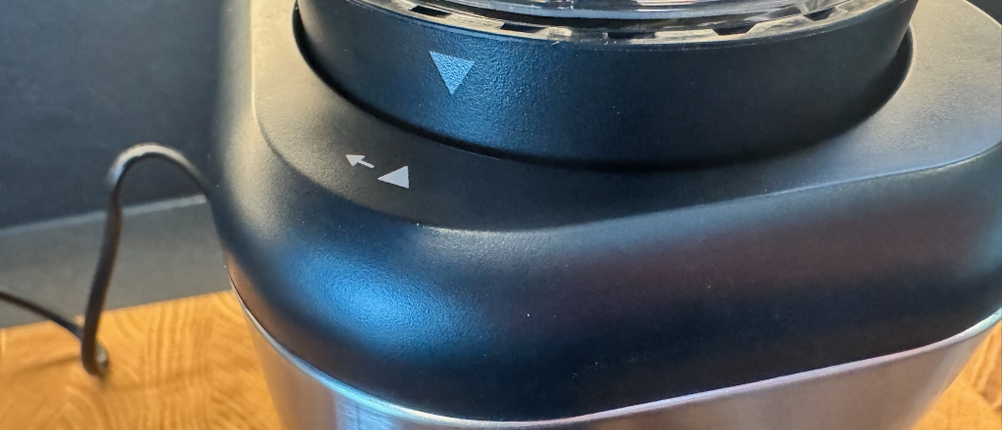 Nahansicht der Pfeilmarkierung auf dem Smoothie-Maker.