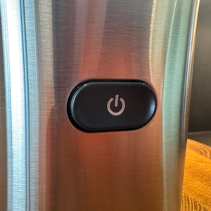 Der Startknopf des Smoothie-Makers in Nahaufnahme.