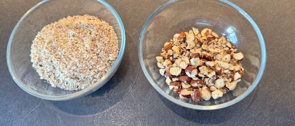Zwei Glasschalen mit grob und fein zerkleinerten Nüssen.
