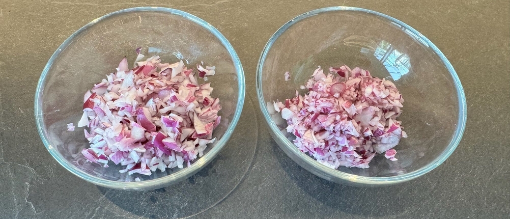 Zwei Glasschalen mit zerkleinerten Zwiebeln.