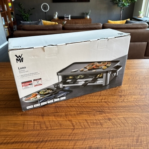 Der Karton des WMF LONO 415040011 steht auf einem Tisch.