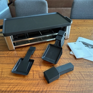 Der Lieferumfang des WMF LONO 415040011 liegt auf einem Tisch.