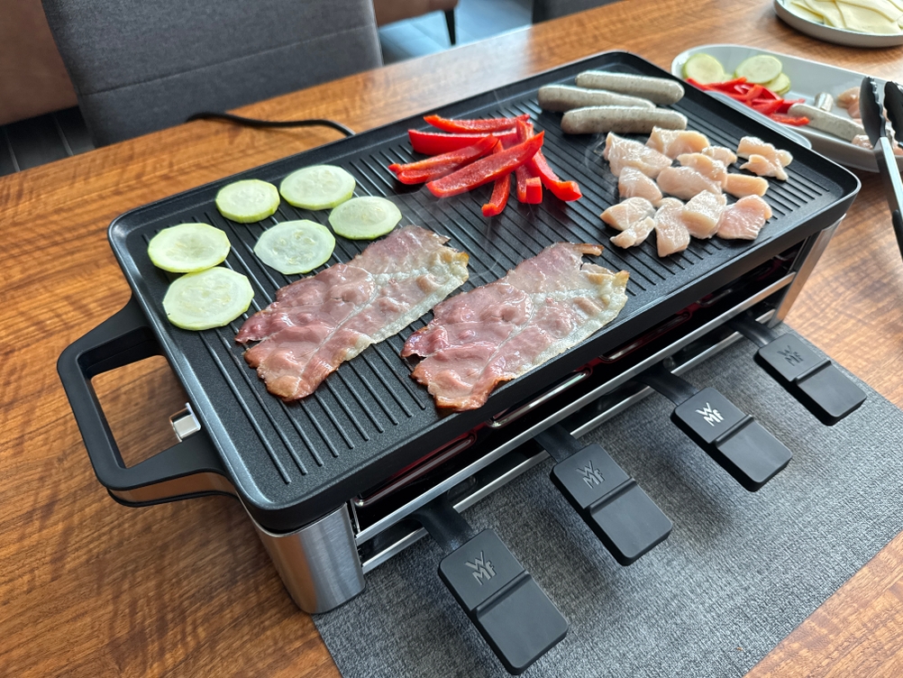 Verschiedene Gemüse- und Fleischsorten liegen auf der Grillplatte des WMF LONO 415040011.