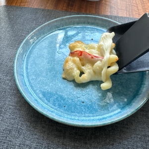 Mit Käse überbackene Nudeln werden mit einem Spachtel aus einer Pfanne des WMF LONO 415040011 auf einen Teller geschoben.