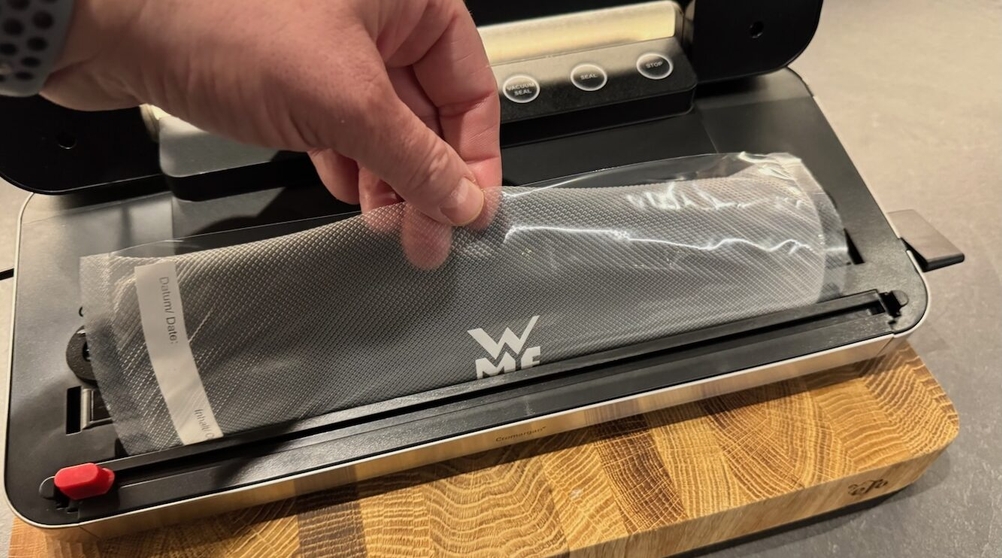 Hand zieht Beutel aus WMF-Lono