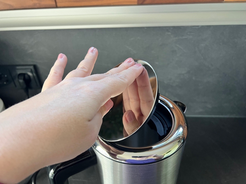 Deckel mit Fingerdruck schließen