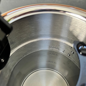 Wasser-Füllstandsanzeige überprüfen im Inneren eines Wasserkochers