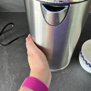 Hand berührt WMF-Lono-Wasserkocher von außen