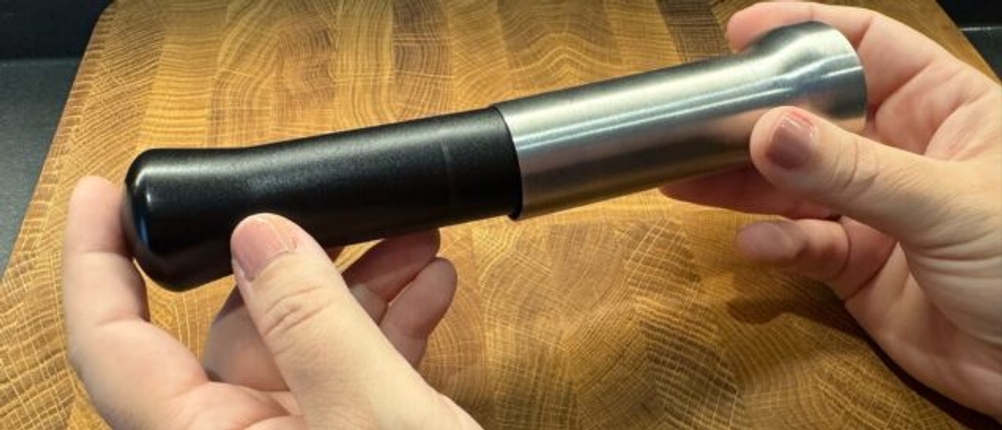 Stößel wird in die WMF-Muskatmühle geschoben