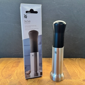 Karton und WMF-Muskatmühle nebeneinander