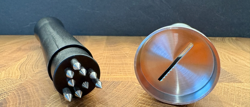 Unterseite und Stößel mit Spitzen bei der WMF-Muskatmühle