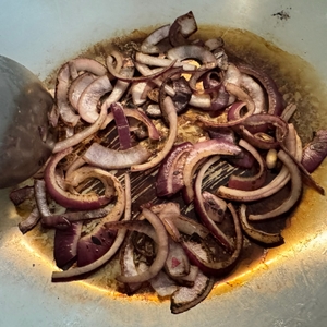 Fertig angebratene Zwiebeln in der WMF-Party-Taiwan-Wokpfanne