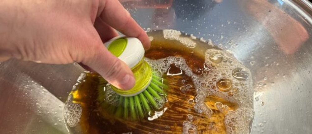 Reinigung der WMF-Party-Taiwan-Wokpfanne mit grüner Bürste