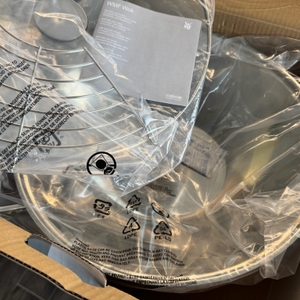 Geöffneter Karton der WMF-Party-Taiwan-Wokpfanne