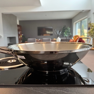 Seitenansicht der WMF-Party-Taiwan-Wokpfanne 