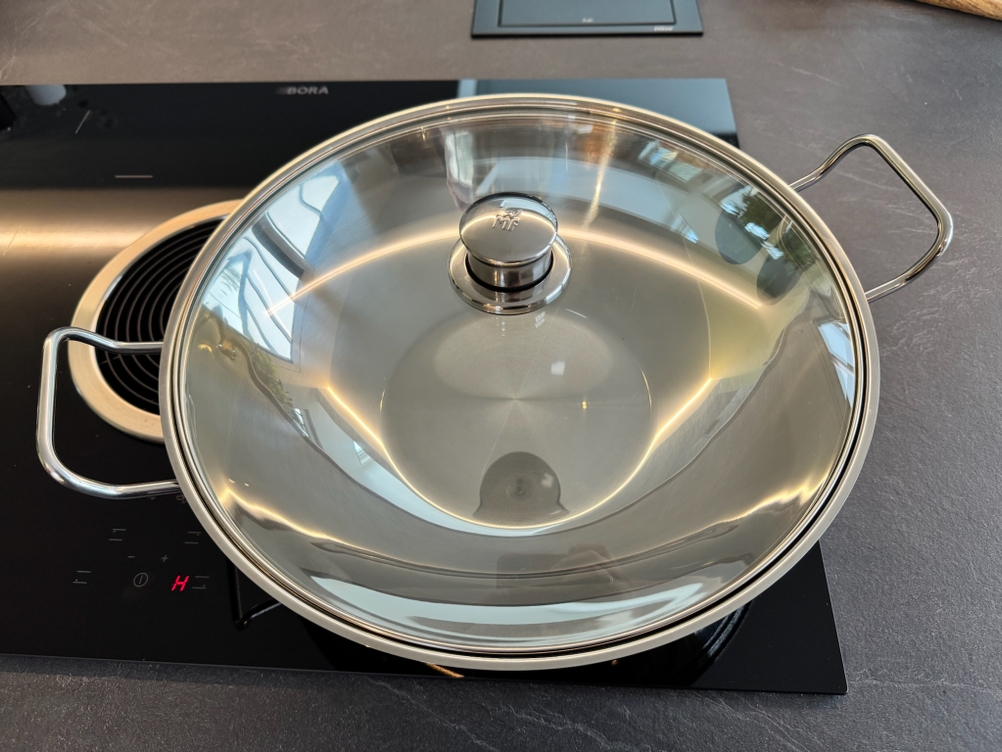 Ansicht von oben mit Deckel der WMF-Party-Taiwan-Wokpfanne