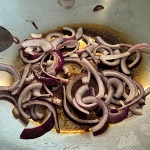 Zwiebeln werden in der WMF-Party-Taiwan-Wokpfanne angebraten