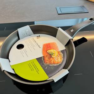 WMF-PermaDur-Excellent-Bratpfanne verpackt auf der Kochplatte