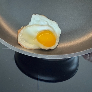 Ei lässt sich gut in der WMF-PermaDur-Excellent-Bratpfanne schwenken