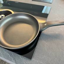 WMF-PermaDur-Excellent-Bratpfanne auf der Kochplatte