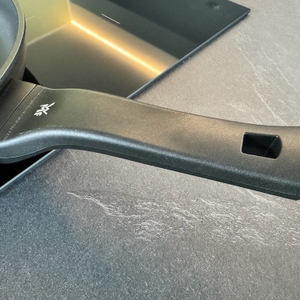 Der Griff der WMF-PermaDur-Excellent-Bratpfanne