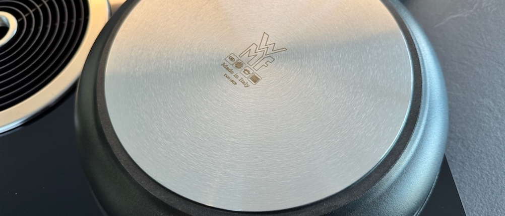 Unterseite der WMF-PermaDur-Excellent-Bratpfanne