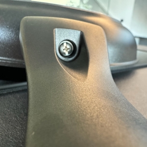 Verschraubung des Griffs bei der WMF-PermaDur-Excellent-Bratpfanne