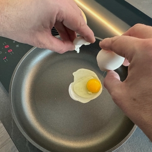 Ei aufschlagen in der WMF-PermaDur-Excellent-Bratpfanne