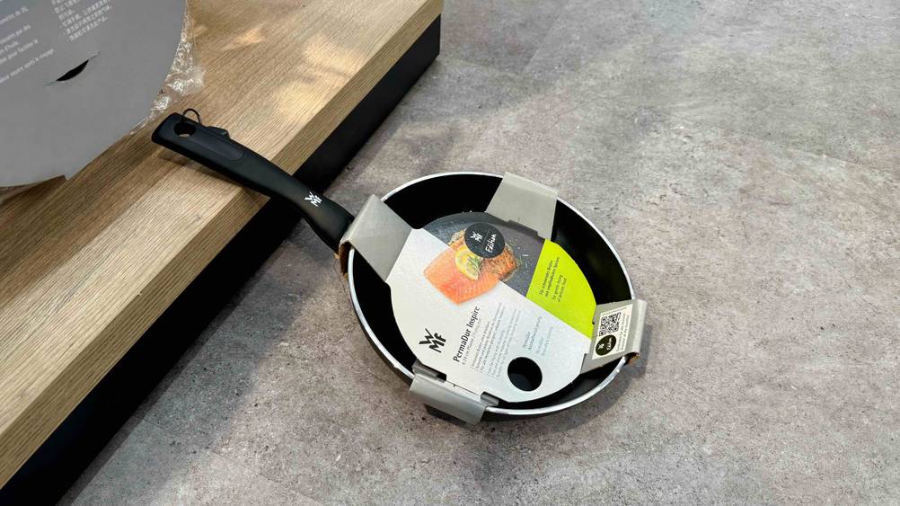 WMF-Pfanne im Test: Eine Pfanne lehnt an einem Regal.