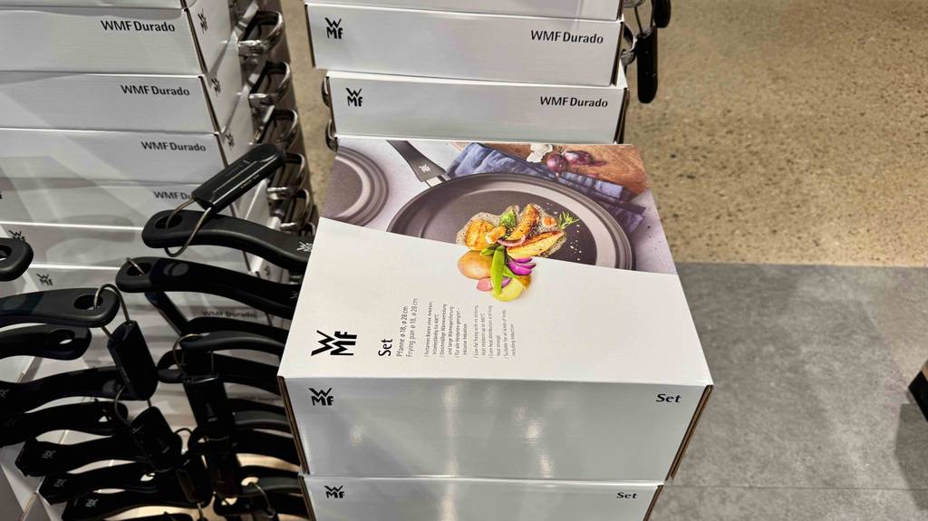 WMF-Pfannenset im Test: Mehrere in Originalkartons verpackte Sets sind gestapelt.
