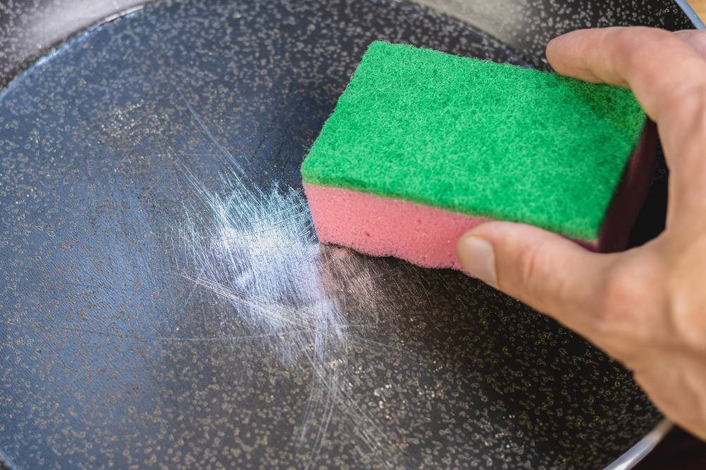 WMF-Pfannenset im Test: durch die Reinigung mit einem Schwamm zerkratzte Pfannenoberfläche