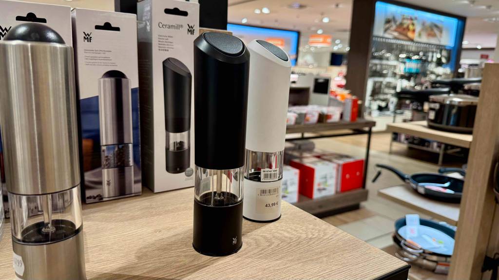 Im Test: Eine graue WMF-Pfeffermühle steht neben einer schwarzen und einer weißen.