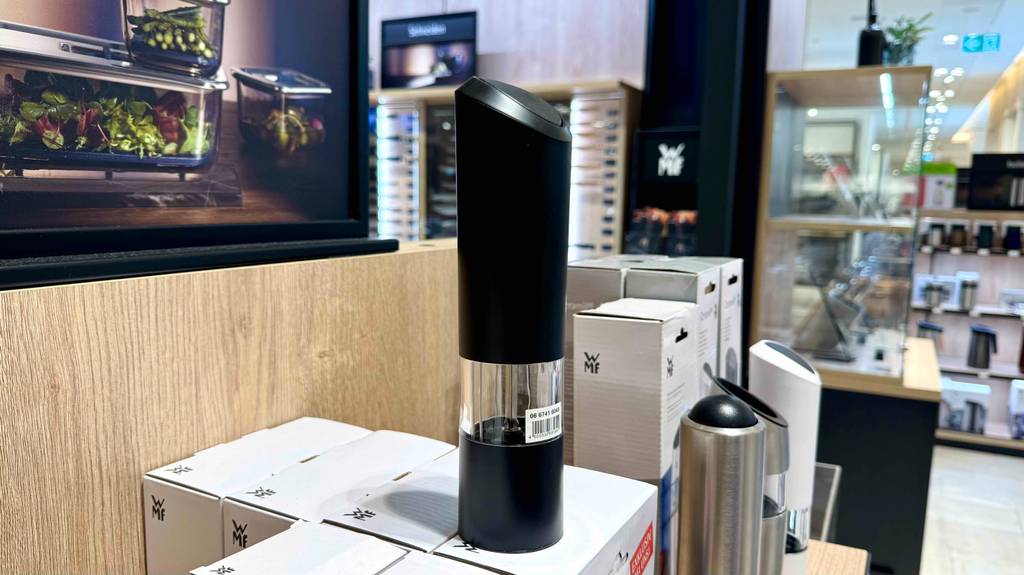 Seitenansicht einer schwarzen WMF-Pfeffermühle, die zum testen auf dem Karton steht.