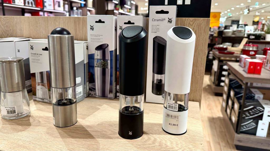 Auf einer weißen WMF-Pfeffermühle, die zum testen neben einer schwarzen steht, ist ein Preisschild angebracht.