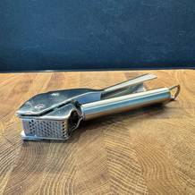WMF Profi Plus 18.7291.6030 auf einem Holzbrett