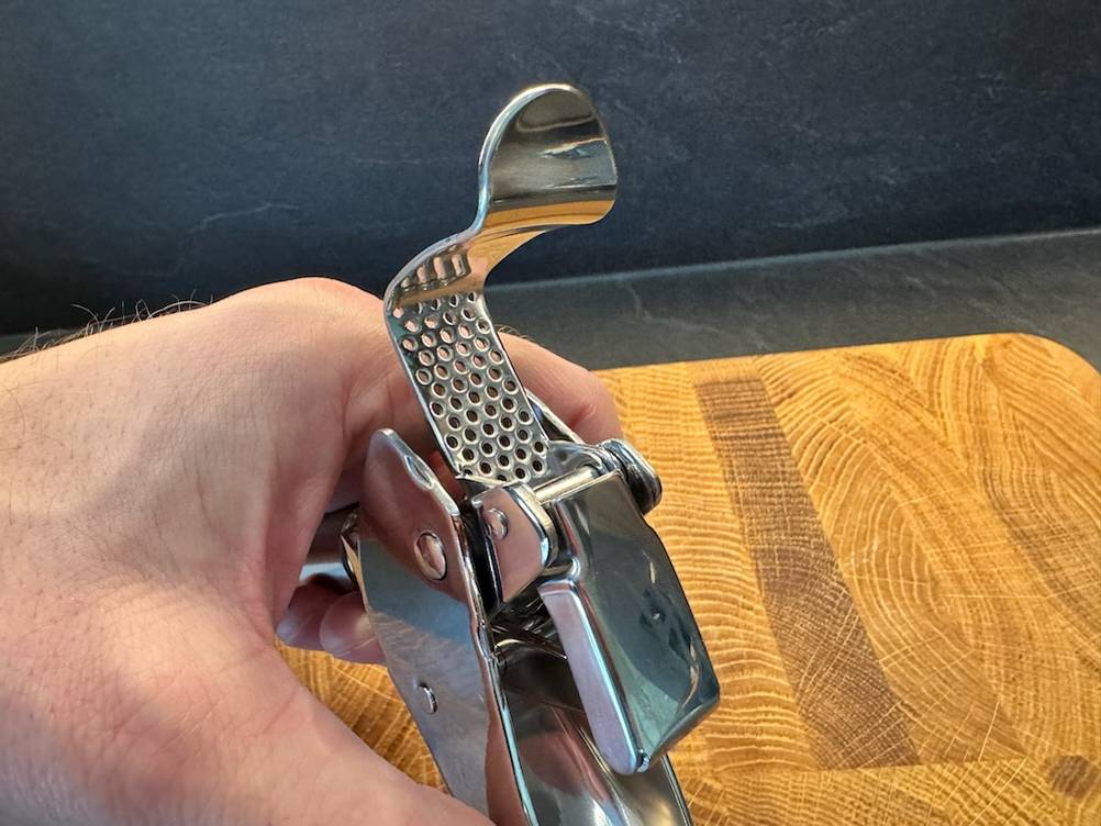 Eine Hand hält die WMF Profi Plus zur Kamera und zeigt ihren Aufbau.