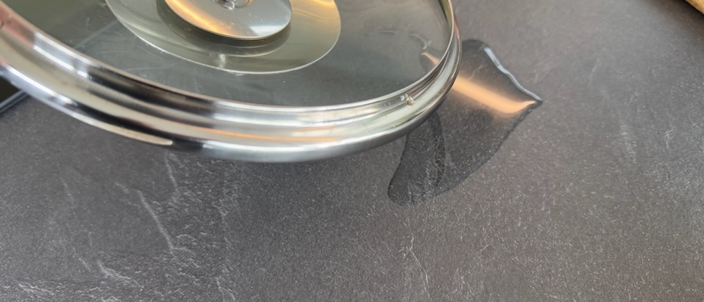 Deckel liegt auf Arbeitsplatte und Wasser tropft herunter