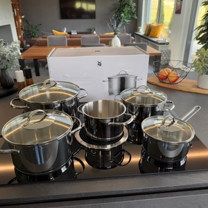 Alle Töpfe vom Set WMF Provence Plus 4 mit Karton auf einem Herd