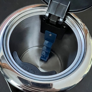 WMF Küchenminis Kettle mit geöffnetem Deckel für innenliegende Skala