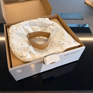 Der geöffnete Karton der Wmf-Schmorpfanne 28 cm von oben