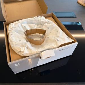 Der geöffnete Karton der Wmf-Schmorpfanne 28 cm von oben