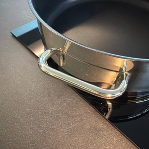 Ein Griff der Wmf-Schmorpfanne 28 cm