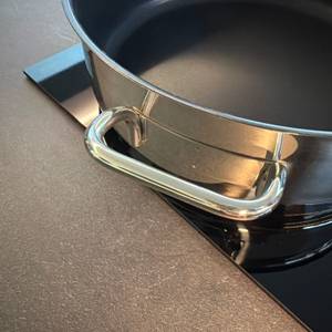 Ein Griff der Wmf-Schmorpfanne 28 cm